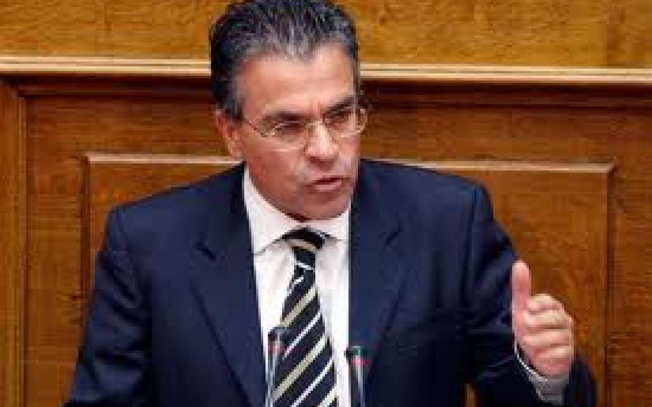 Αντίθετος με την εύκολη λύση των απολύσεων δηλώνει ο υπουργός Εσωτερικών Αργ. Ντινόπουλος