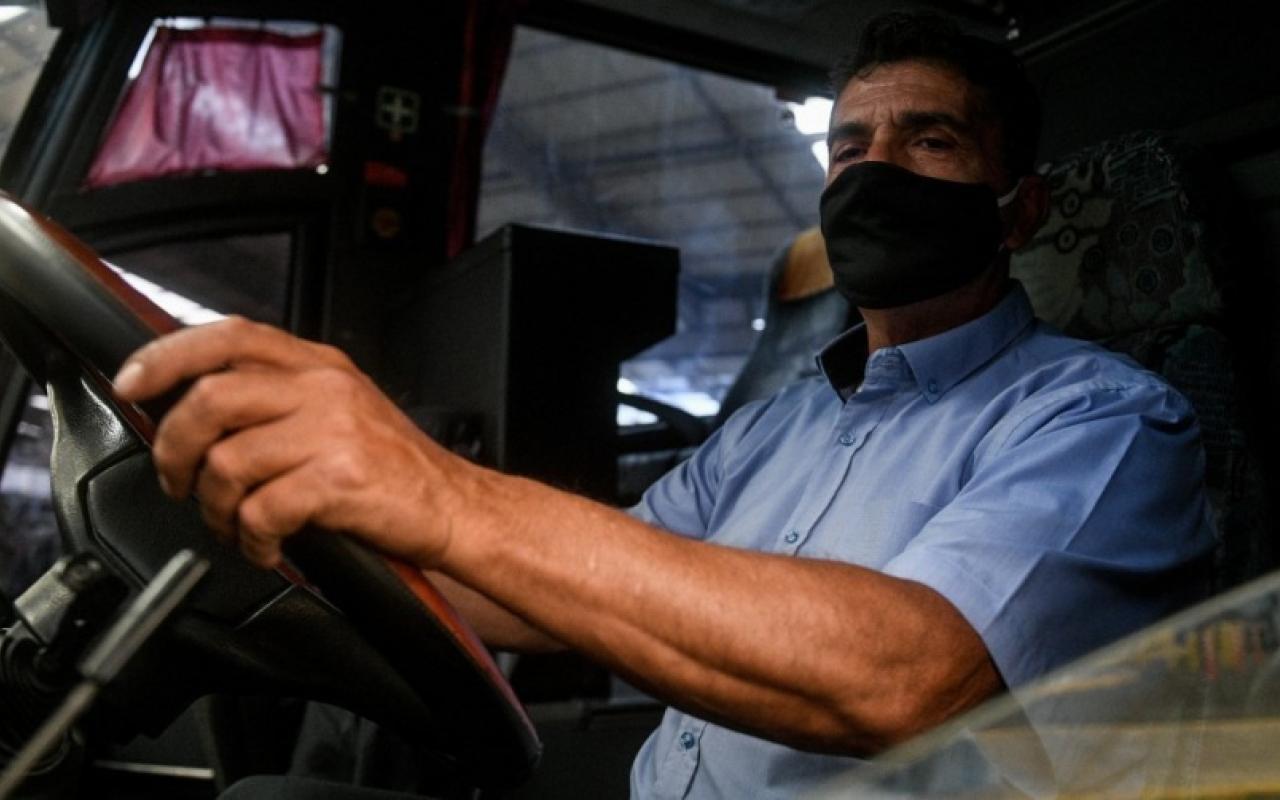 μάσκα οδηγός λεωφορείου