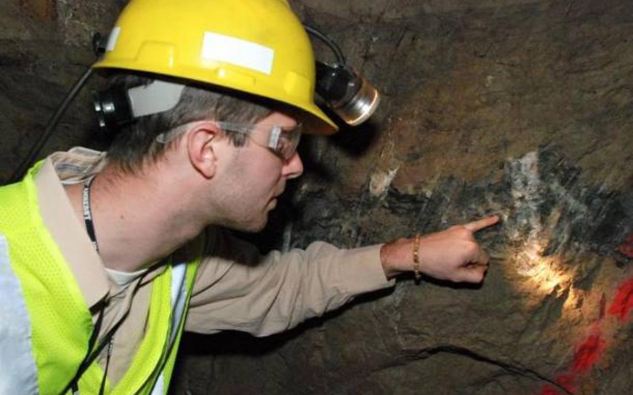 Διακόσιοι μεταλλωρύχοι έχουν παγιδευτεί σε ορυχείο χρυσού στη Νότια Αφρική