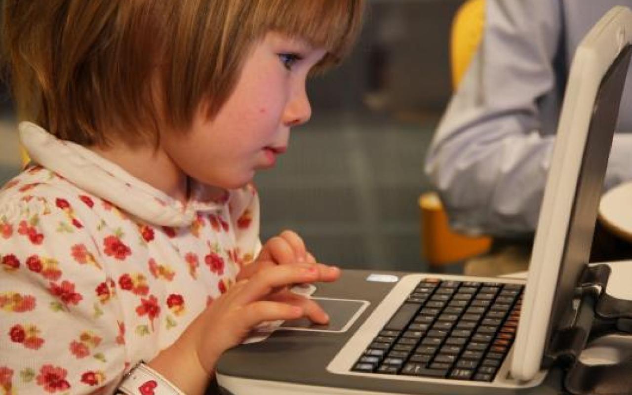 Big brother παιδεραστών οι κάμερες υπολογιστών σε παιδικά δωμάτια