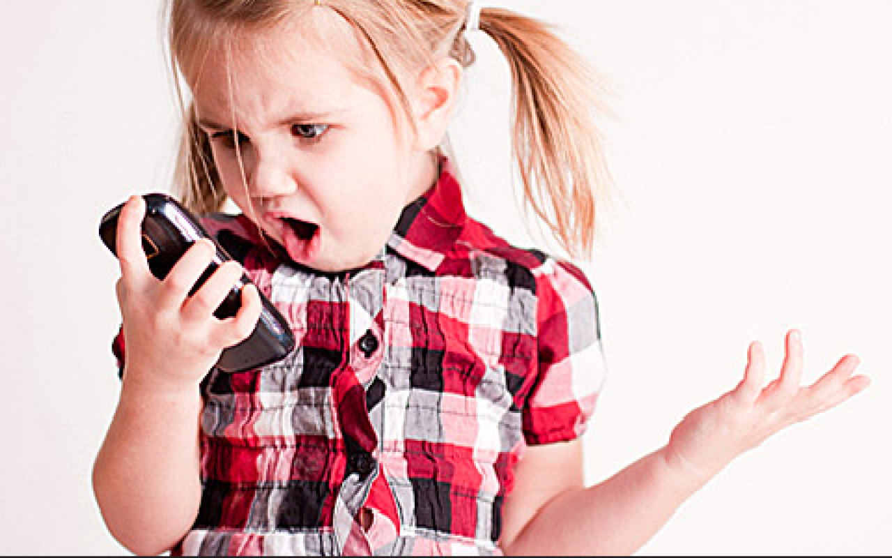 Τάμπλετ και κινητά επηρεάζουν την ανάπτυξη του εγκεφάλου των παιδιών