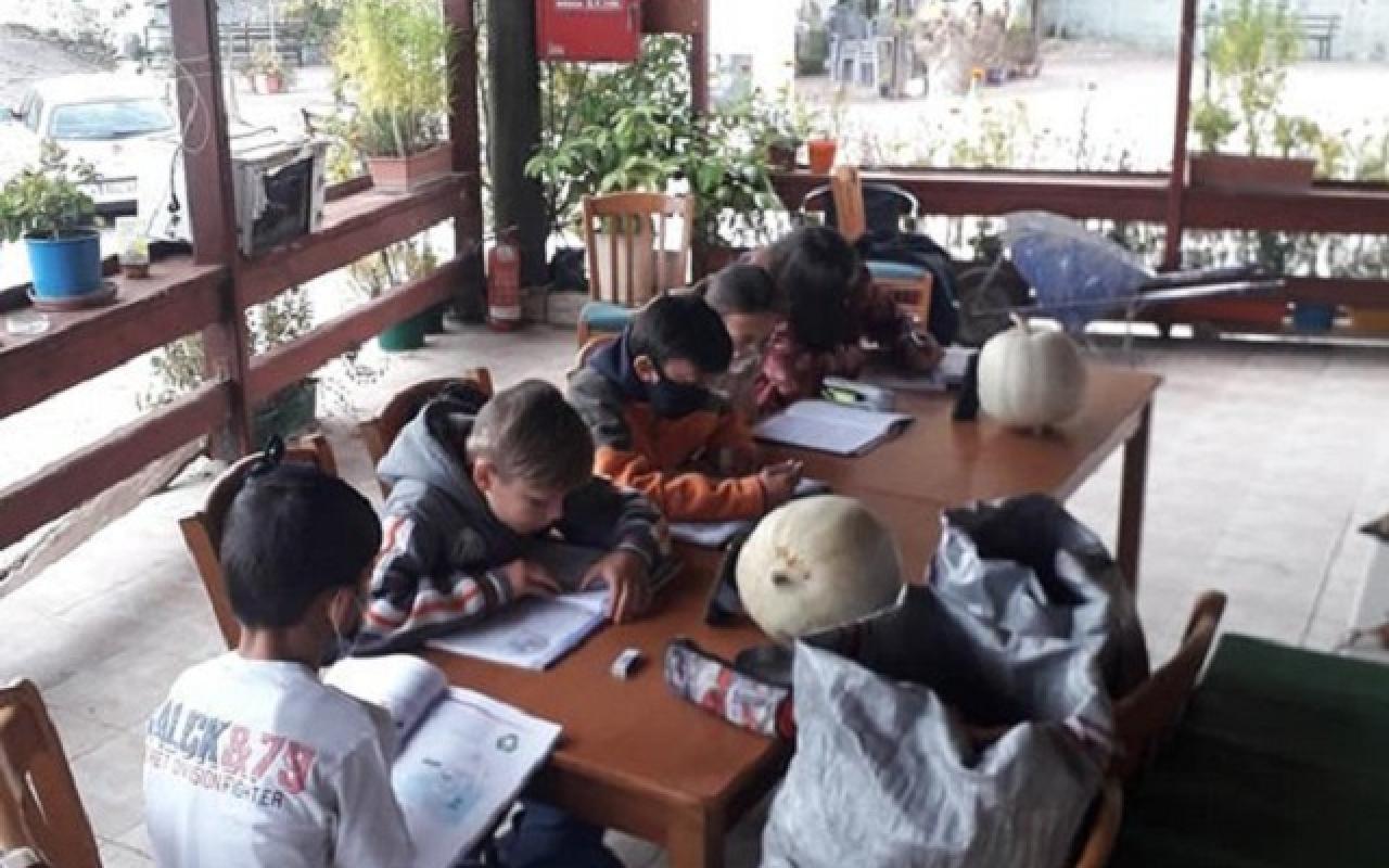 Τηλεκπαίδευση δύο ταχυτήτων - Οι μαθητές του χωριού κάνουν μάθημα μέσα στο κρύο