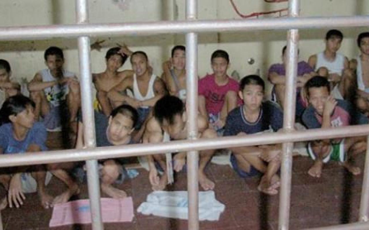 Φιλιππίνες: Φυλάκισαν παιδιά του δρόμου σε κελιά για να μην τα δει ο Πάπας! (φωτογραφίες)