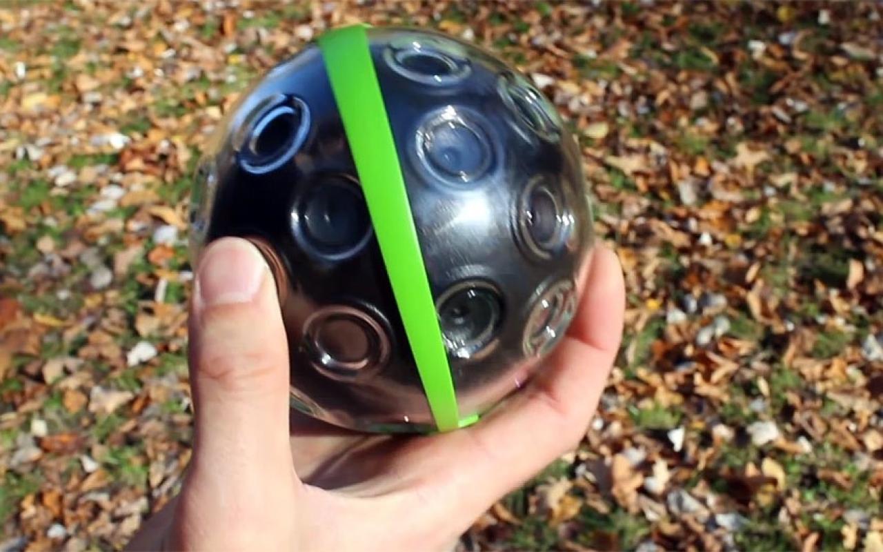 Φωτογραφίες 360 μοιρών από όλες τις γωνίες... με μία μπάλα (βίντεο)