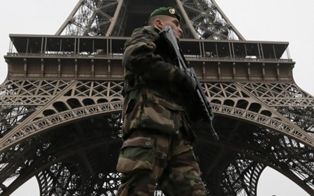 Αστυνομικοί και στρατιώτες &quot;κατέλαβαν&quot; το Παρίσι!