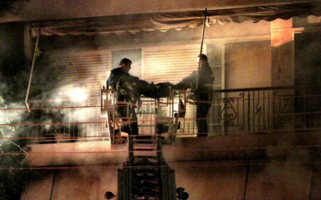&#039;Ενας πυροσβέστης και μία γυναίκα νεκροί, από μεγάλη φωτιά στο Παλαιό Φάληρο