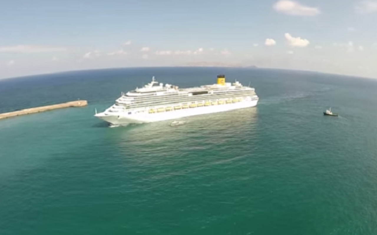 Όταν μία πλωτή πολιτεία μπαίνει στο λιμάνι του Ηρακλείου (βίντεο) 