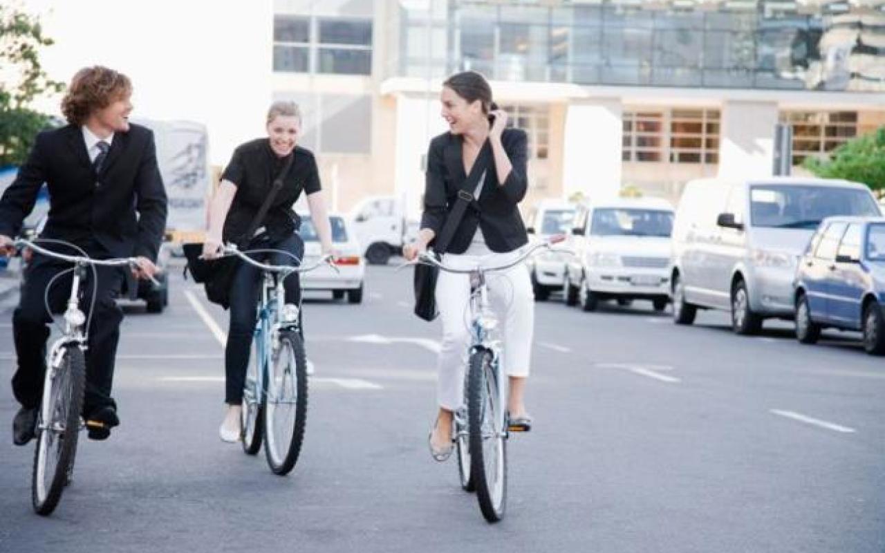 Σκωτία: Απαγόρευση διαφήμισης με ποδήλατο... επειδή η οδηγός δεν φορούσε κράνος!