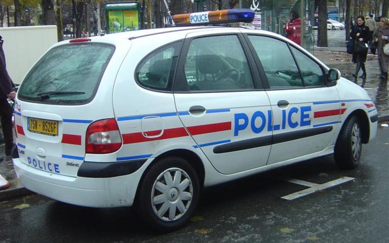 Γάλλοι αστυνομικοί σκότωσαν φανατικό που εισέβαλε σε αστυνομικό τμήμα