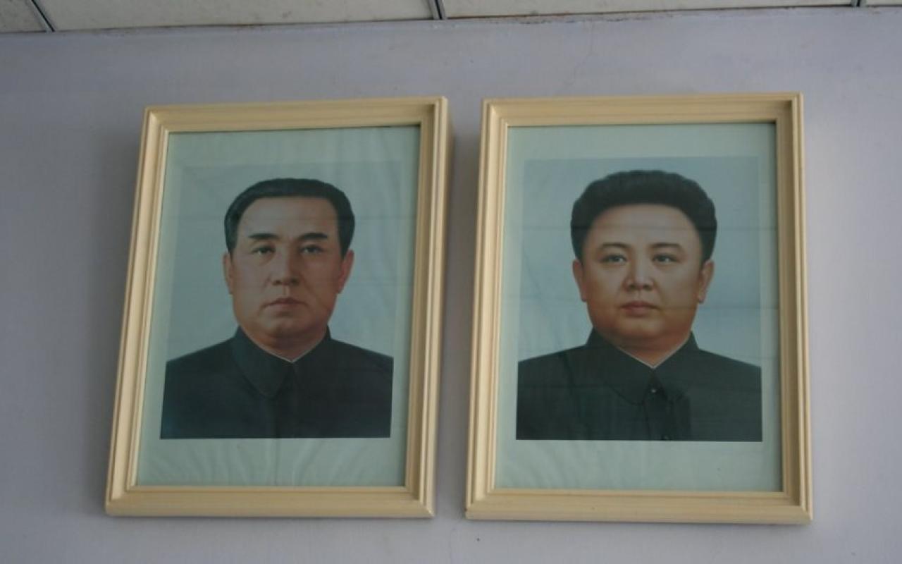 Τα πορτρέτα του πατέρα και του παππού του Κιμ Γιονγκ Ουν.jpg