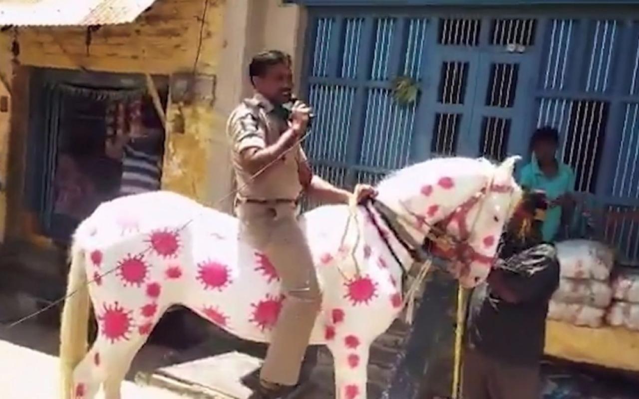 Αστυνομικός χρωματίζει το άλογό του