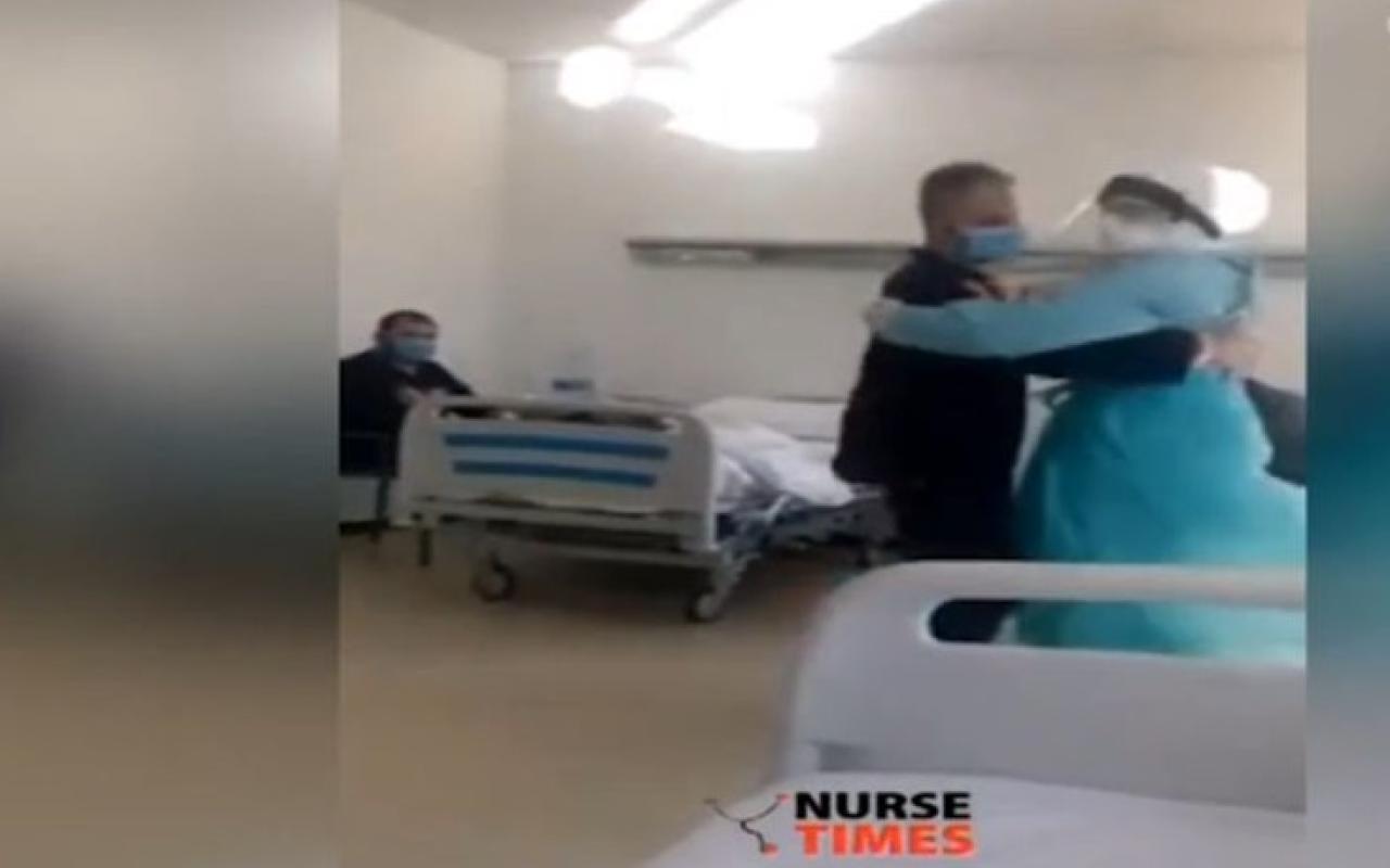 Νοσηλεύτρια και ασθενής 