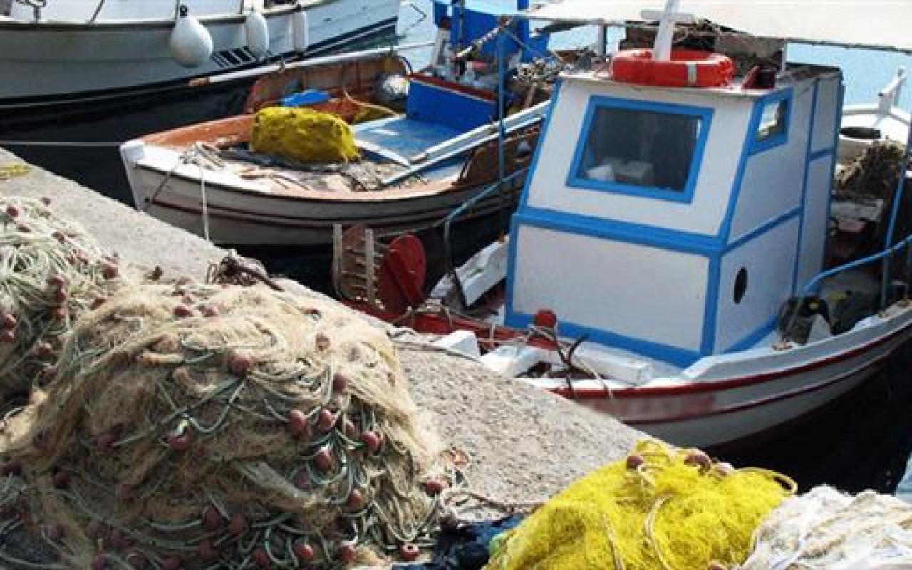 &quot;Το κράτος αφανίζει τους επαγγελματίες αλιείς&quot; - Διαμαρτυρία στο λιμάνι