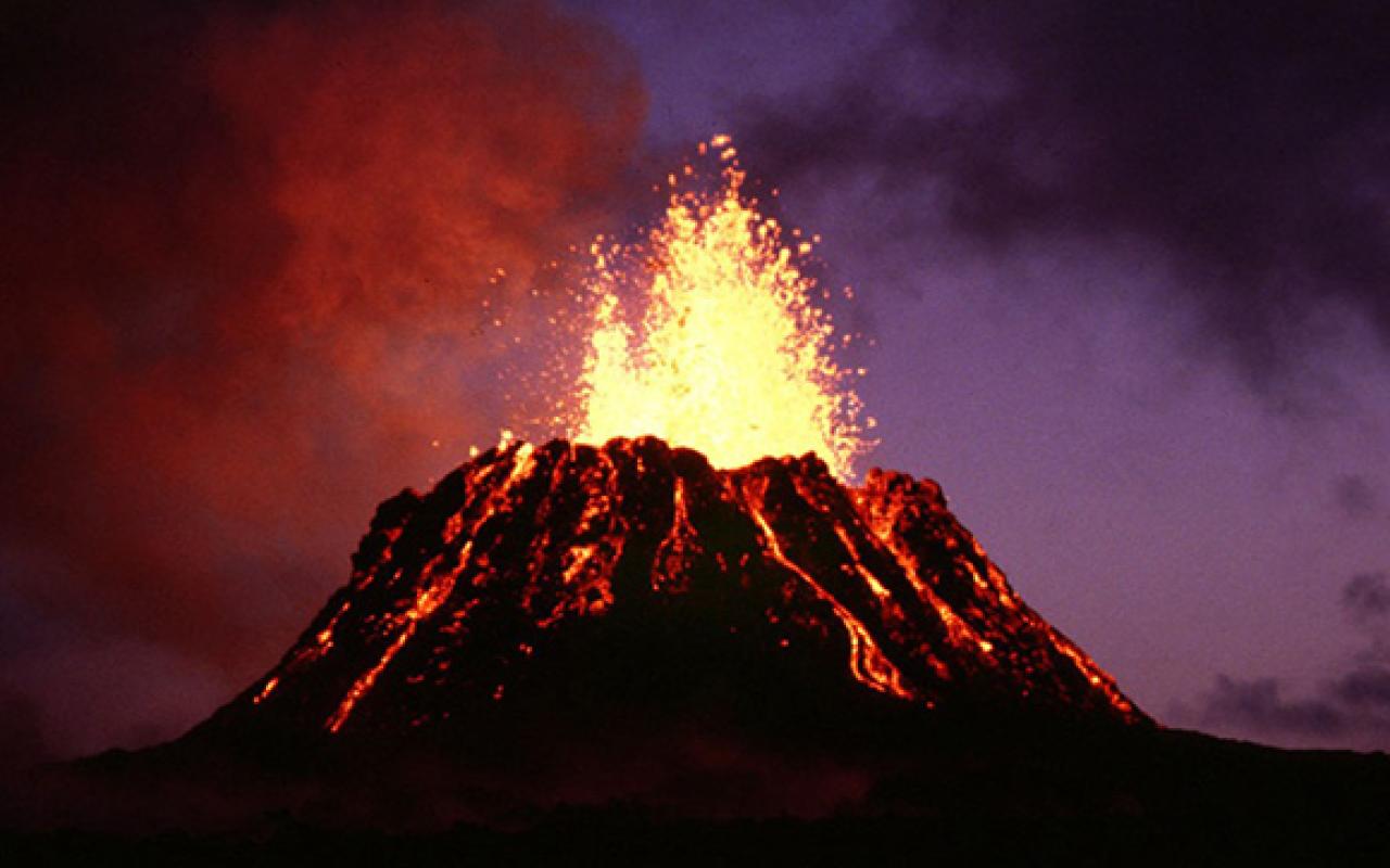 Ένα από τα πιο ενεργά ηφαίστεια του κόσμου (φωτογραφίες)
