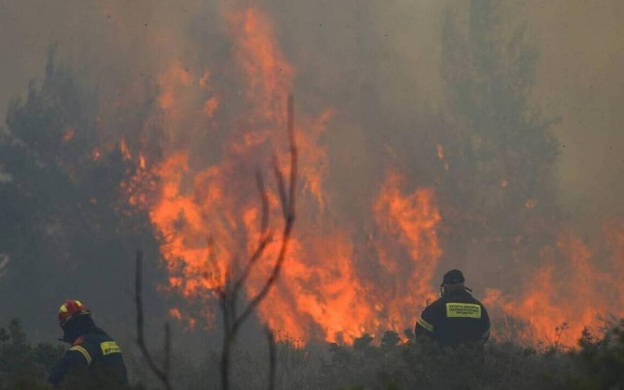 Καίγονται σπίτια στην Εύβοια