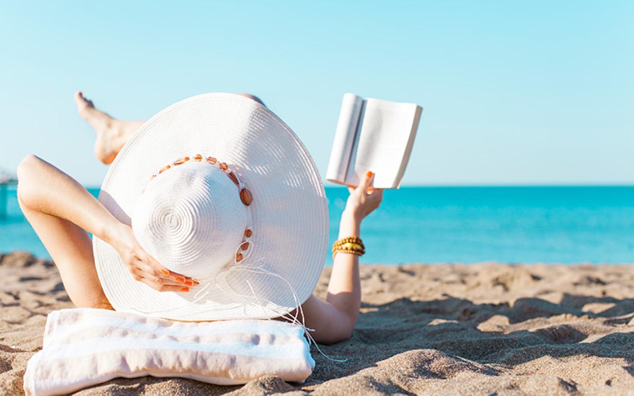 καλοκαίρι παραλία διακοπές διάβασμα γυναίκα
