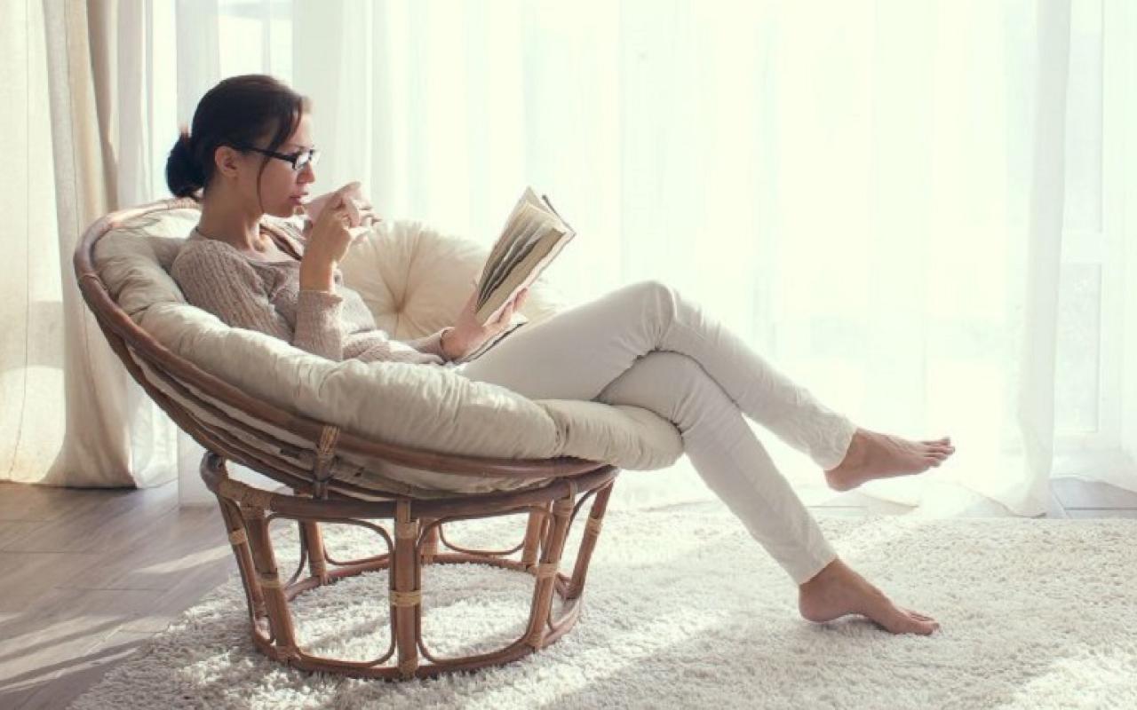 γυναίκα-διάβασμα-σπίτι