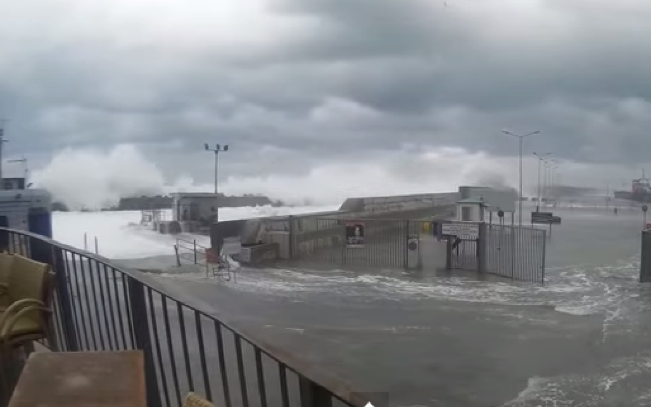 Κύματα &quot;καταπίνουν&quot; το λιμάνι του Ρεθύμνου και πλημμυρίζουν την πόλη! (βίντεο)