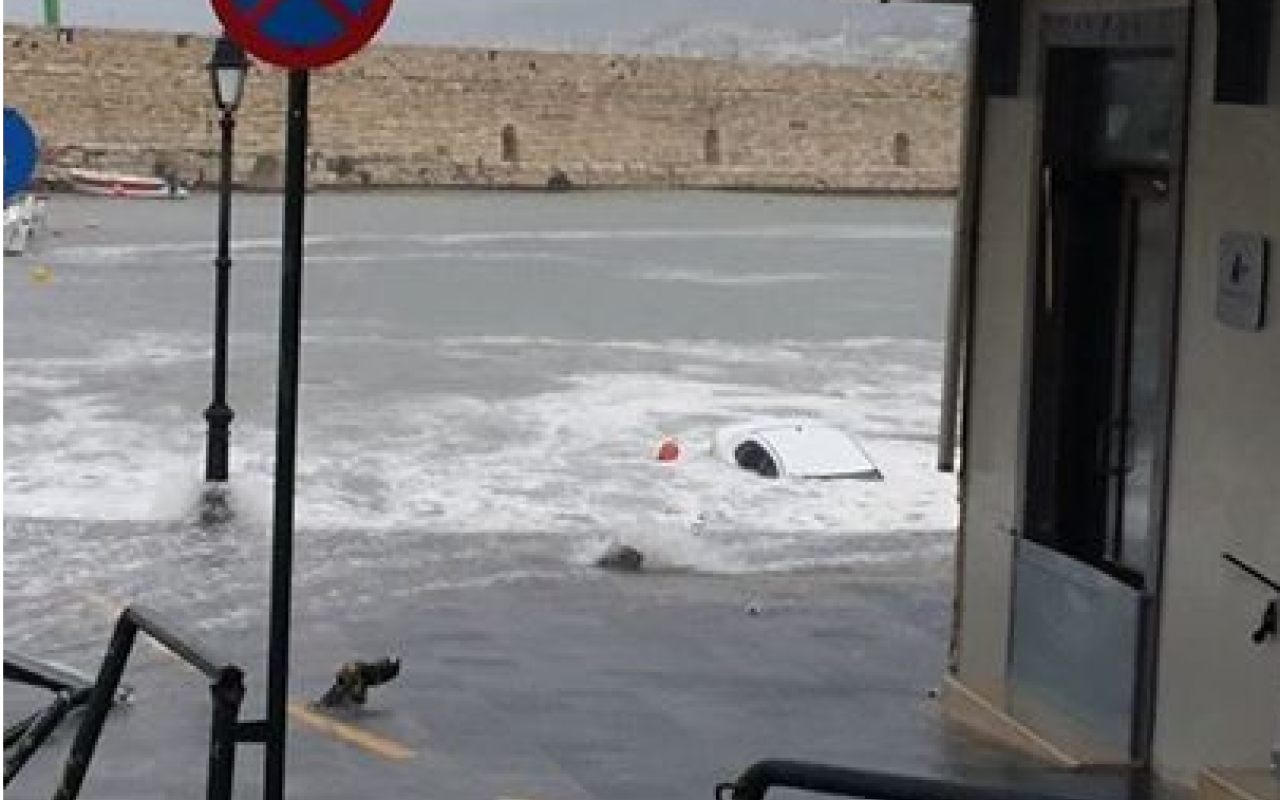 Η θάλασσα &quot;καταπίνει&quot; αυτοκίνητο στο λιμάνι του Ρεθύμνου! (φωτο)