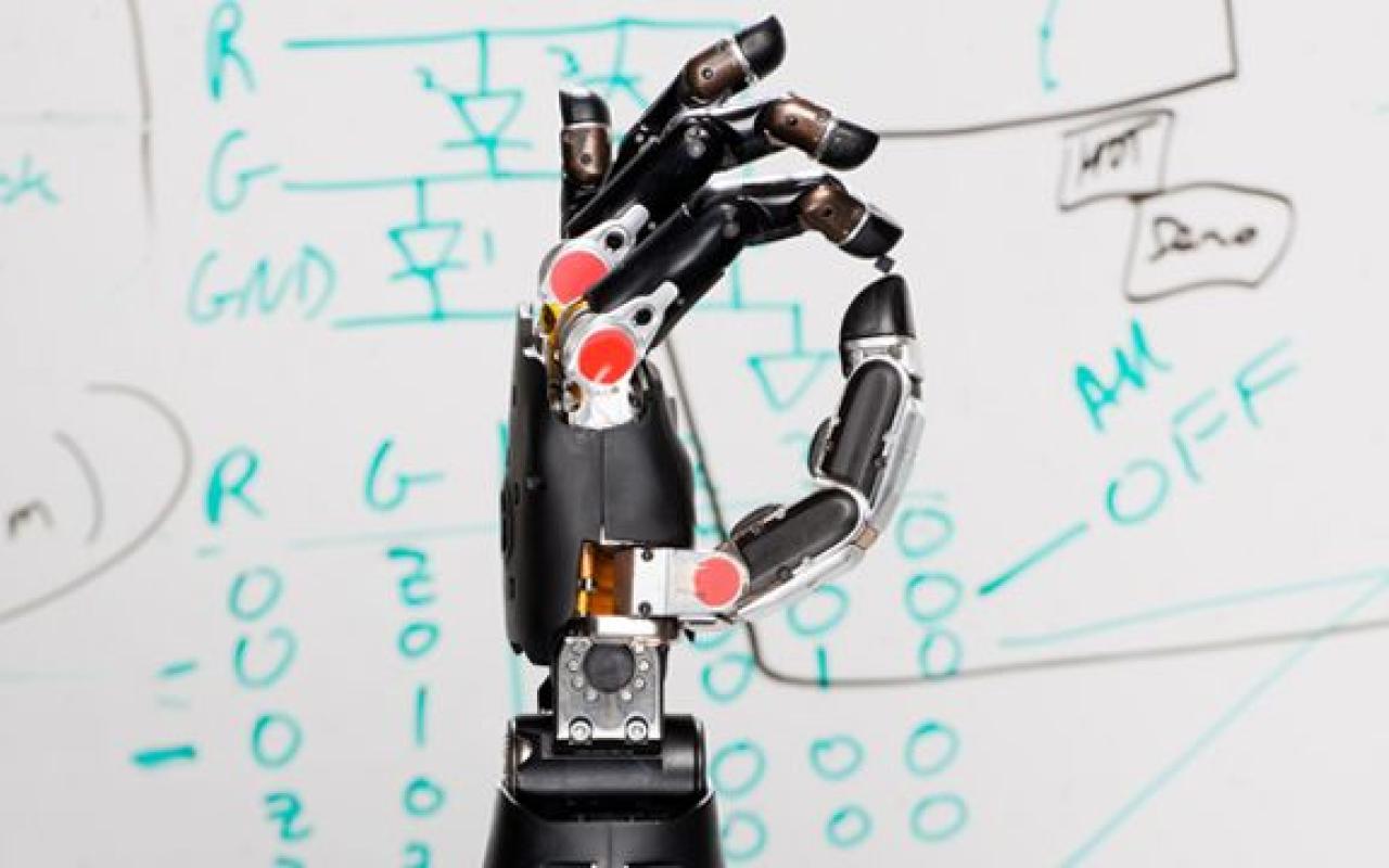 Δημιούργησαν ρομποτικό χέρι που ελέγχεται από το μυαλό