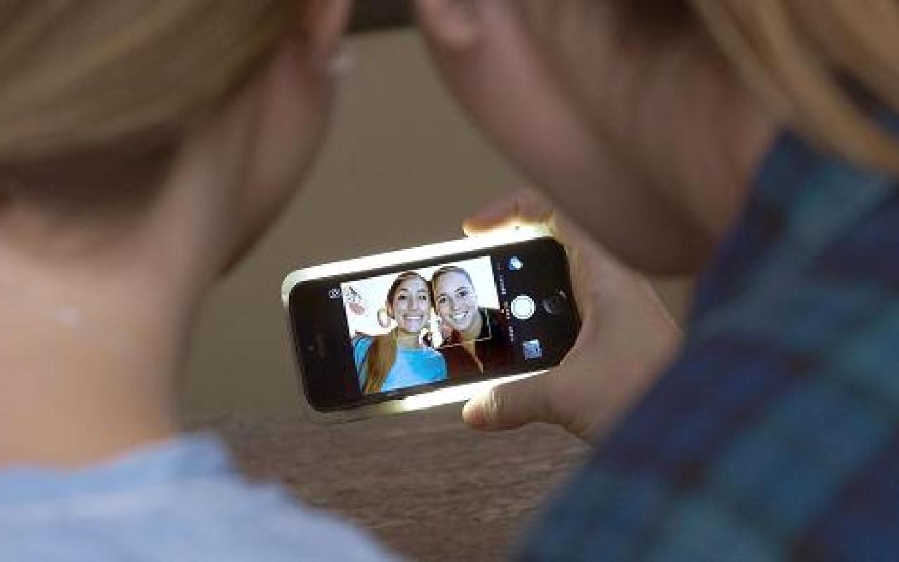 Θήκη κινητού με φως για καλύτερες selfie