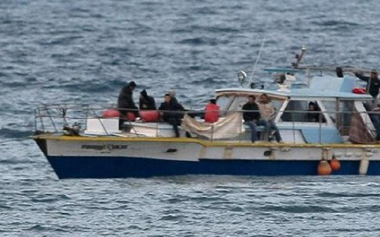 Σκάφος με περίπου 35 μετανάστες εντοπίστηκε στον Πατραϊκό κόλπο