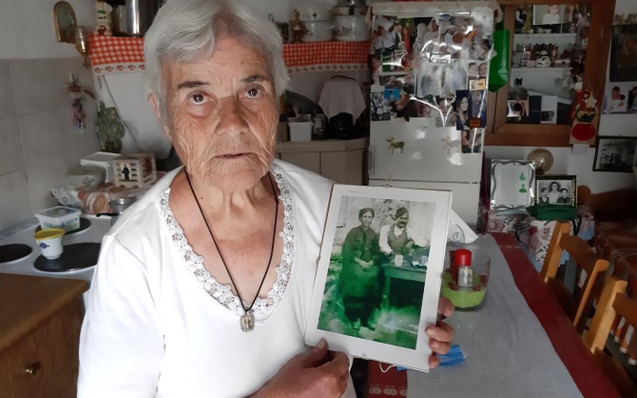 Η Ειρήνη Σταματάκη με τη φωτογραφία των γονιών της, Μανόλη και Αγάπης, που έφυγαν αντάμα στον θάνατο