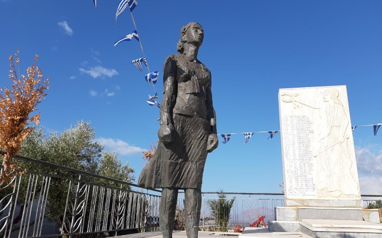 Το μνημείο των Σκουρβούλων με το εξαιρετικό γλυπτό της Ασπασίας Παπαδοπετράκη &quot;Η γυναίκα στην Αντίσταση&quot;