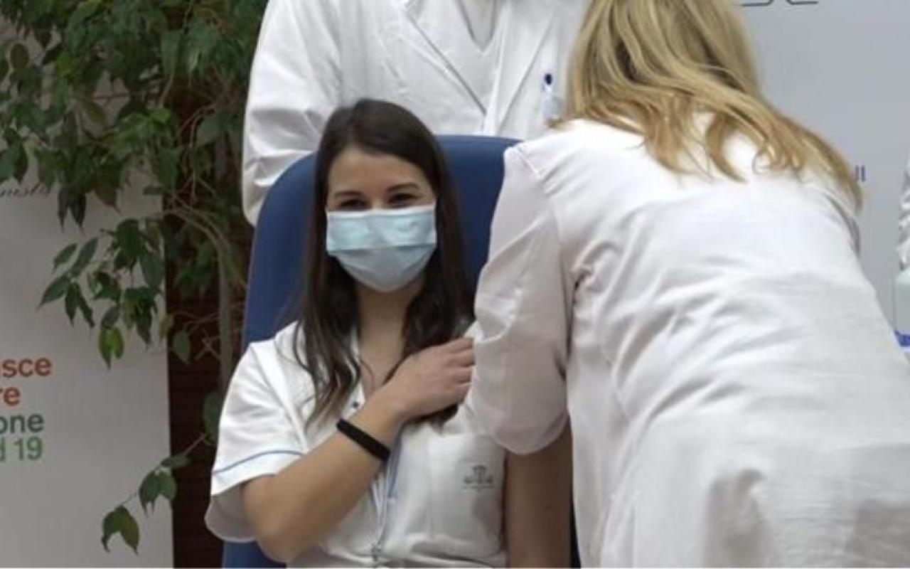 η πρώτη νοσηλεύτρια που εμβολιάστηκε στην Ιταλία
