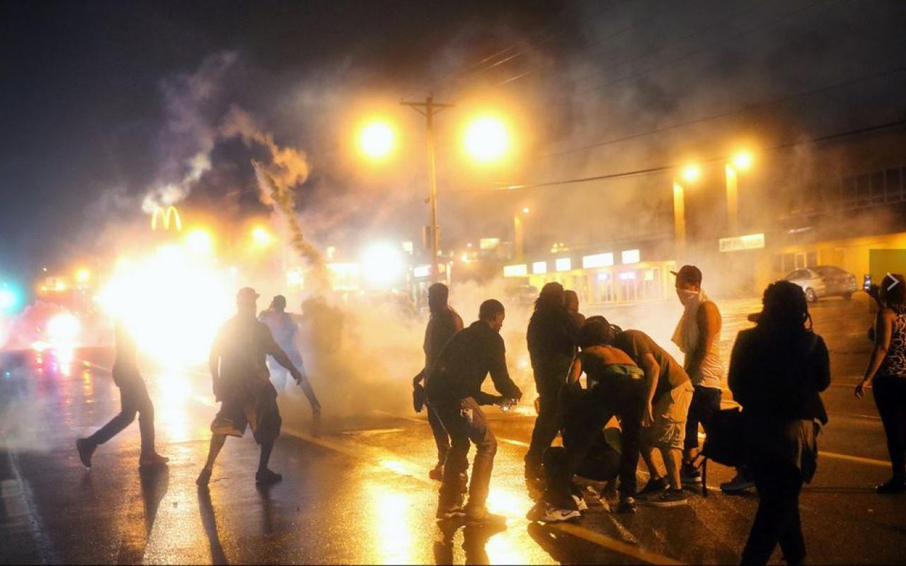 ΗΠΑ: Δακρυγόνα σε ειρηνικούς διαδηλωτές στο Φέργκιουσον
