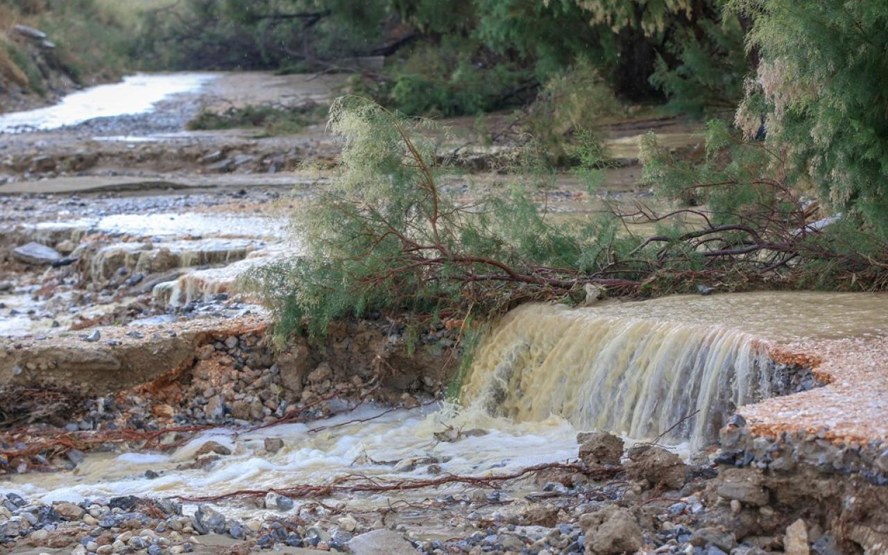 Τα ορμητικά νερά παρέσυραν τα πάντα στο πέρασμά τους.