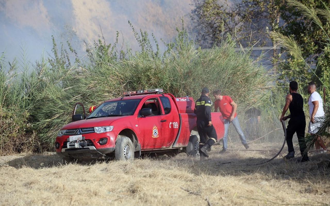 Πυροσβέστες και πολίτες στην επιχείρηση κατάσβεσης