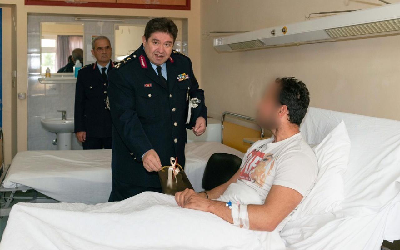 Ο Ηρακλειώτης Αρχηγός της ΕΛ.ΑΣ κατά την επίσκεψή του στο νοσοκομείο