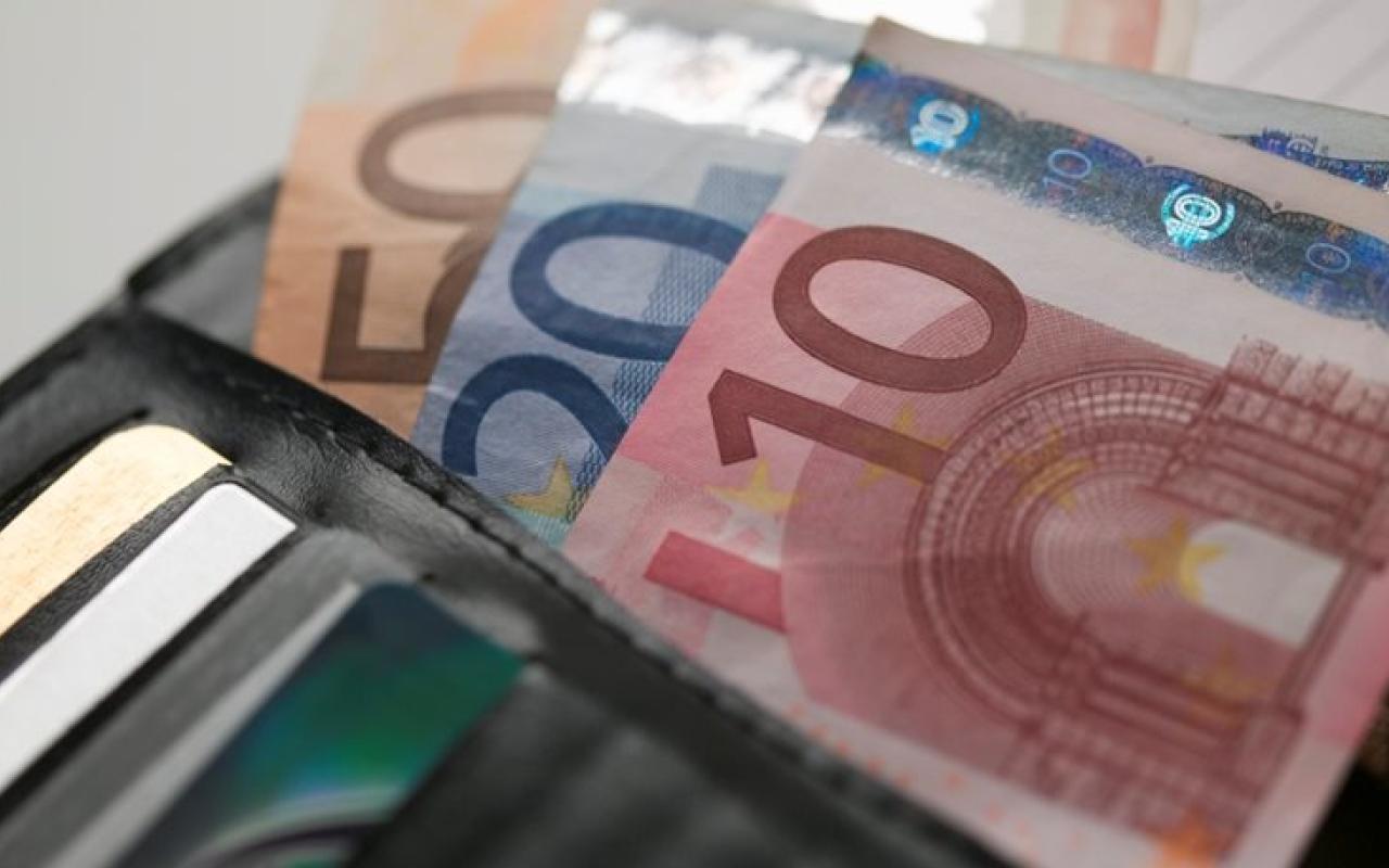 Ποιοί δικαιούνται αυξήσεις έως 100 ευρώ στις επικουρικές συντάξεις 