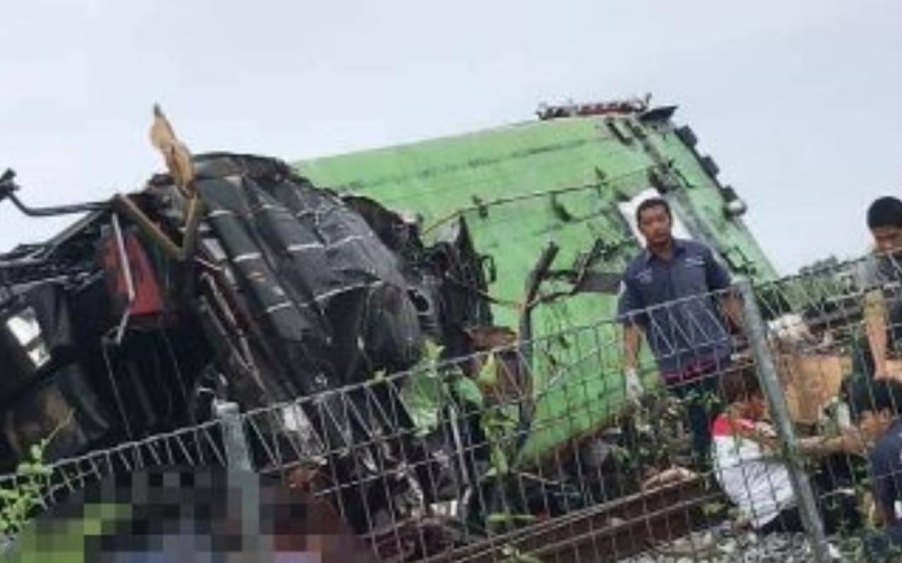 λεωφορείο συγκρούστηκε με τρένο - Ταϊλάνδη