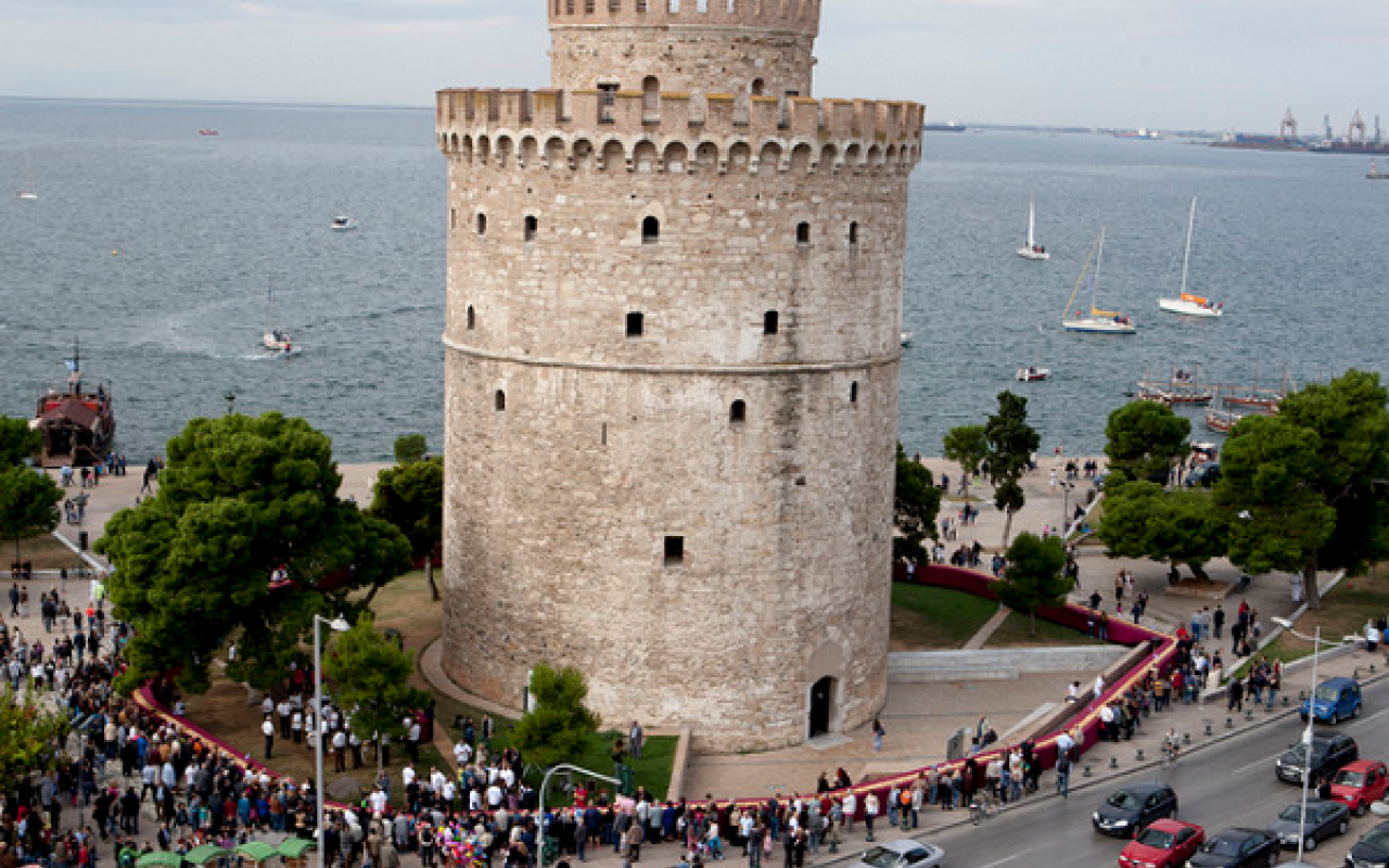 Κουλούρι γίγας &quot;αγκάλιασε&quot; τον Λευκό Πύργο στη Θεσσαλονίκη
