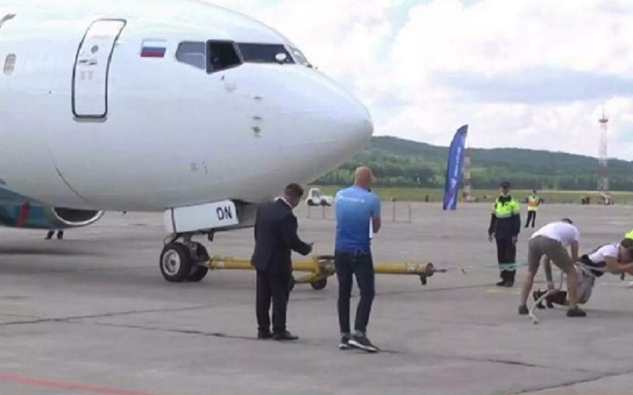 Ρώσος αθλητής ρυμουλκεί ένα Boeing 65 τόνων για περισσότερα από 17 μέτρα (βίντεο)