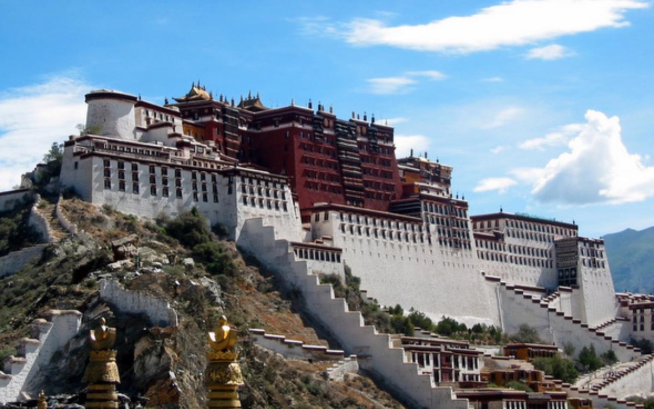 Θιβέτ-Κίνα: Ο εξόριστος θιβετιανός πρωθυπουργός καταγγέλλει την καταπίεση της Κίνα