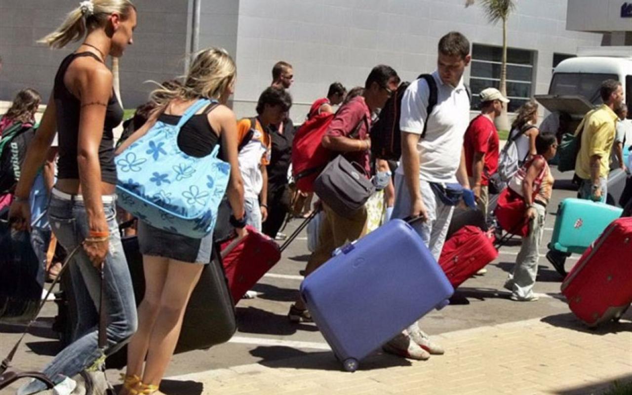Αρχίζουν οι .. ορδές των Τουριστών στην Κρήτη - 35 πτήσεις καθημερινά λόγω Πάσχα στο αεροδρόμιο Ηρακλείου