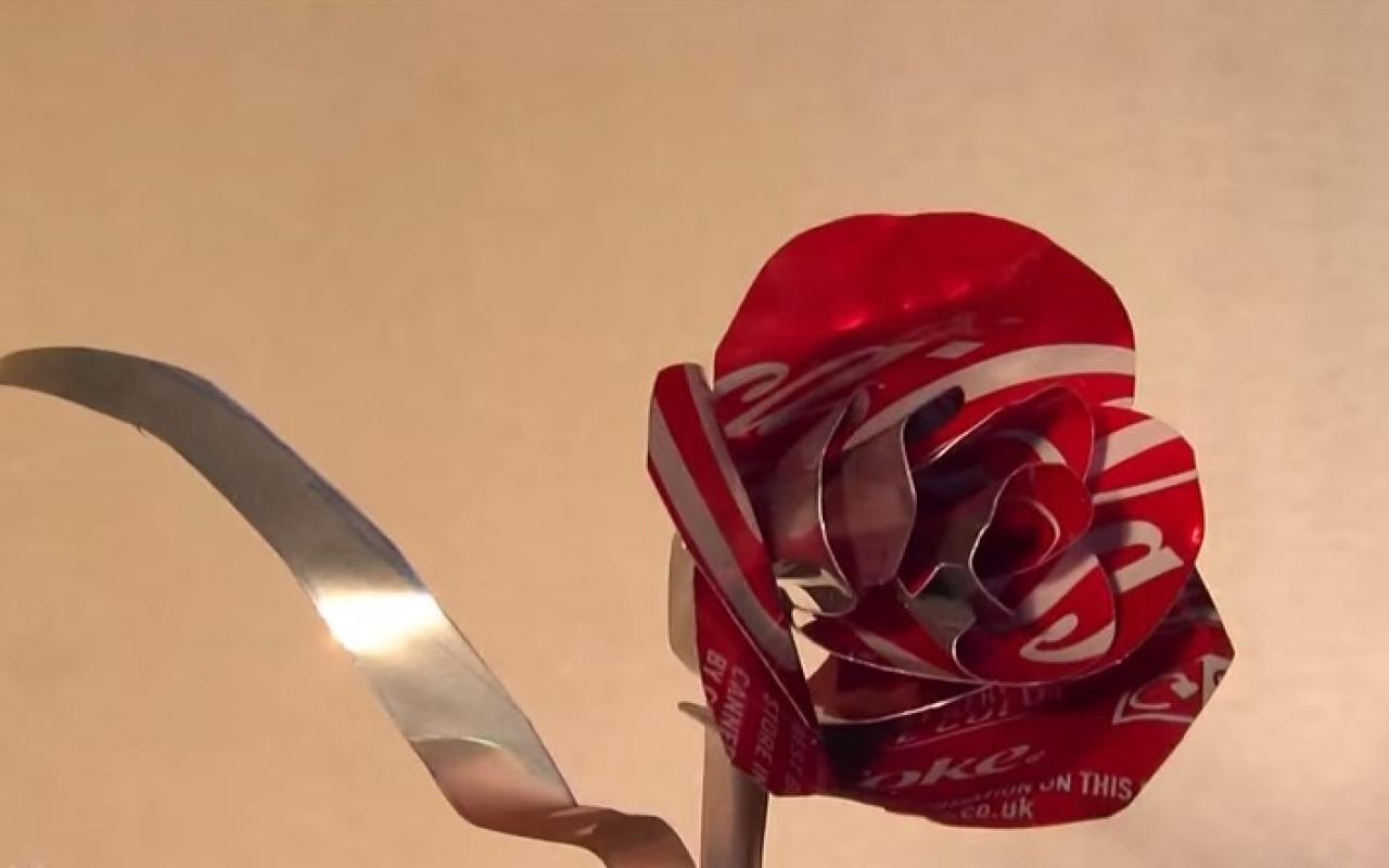 Πως να φτιάξεις ένα τριαντάφυλλο από κουτάκι αναψυκτικού (βίντεο)