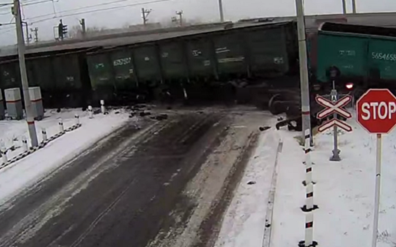 Καζακστάν: Τραγικό δυστύχημα με αμαξοστοιχία και φορτηγό (βίντεο)