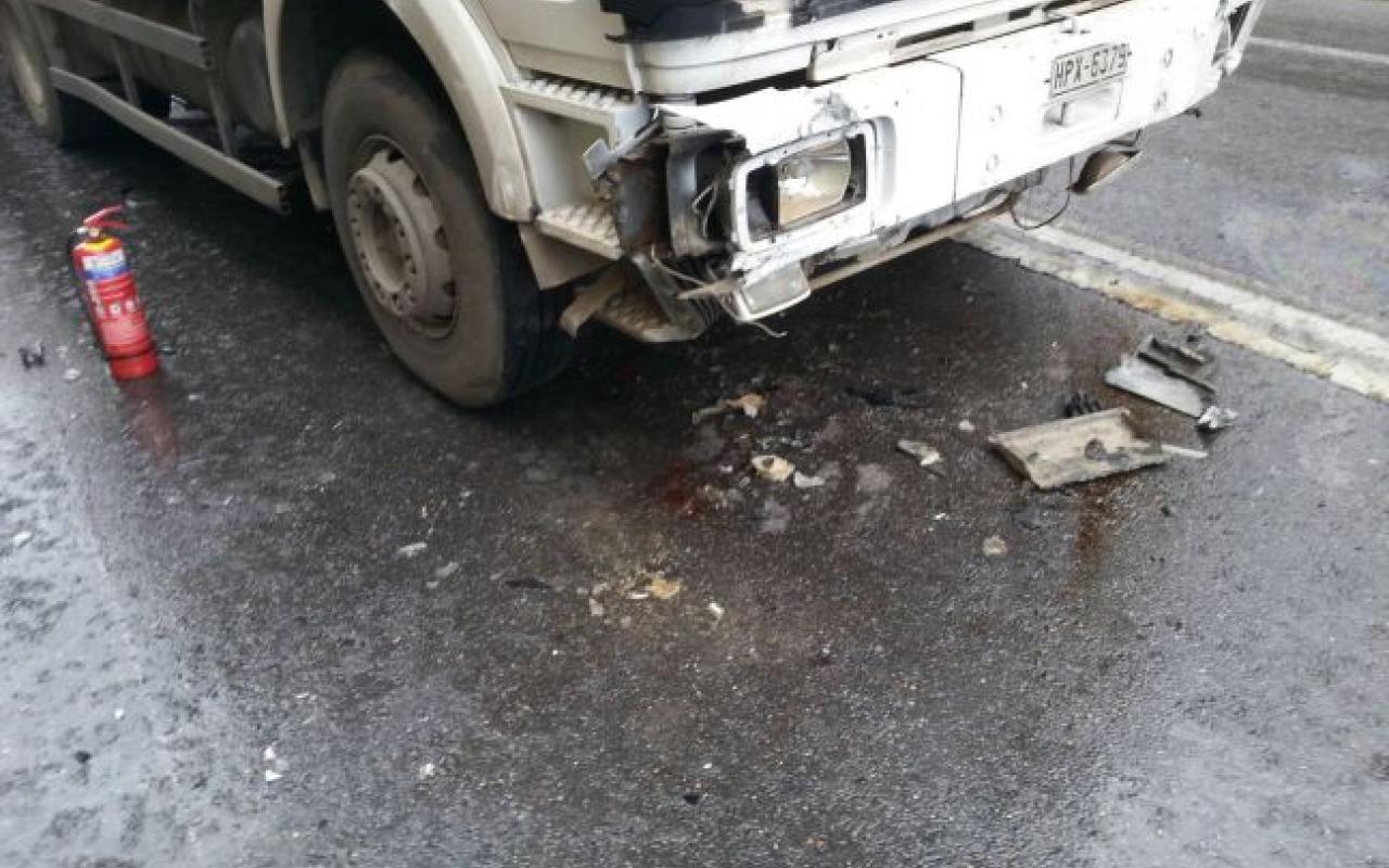 Σύγκρουση φορτηγού με ΙΧ στη Χερσόνησο 