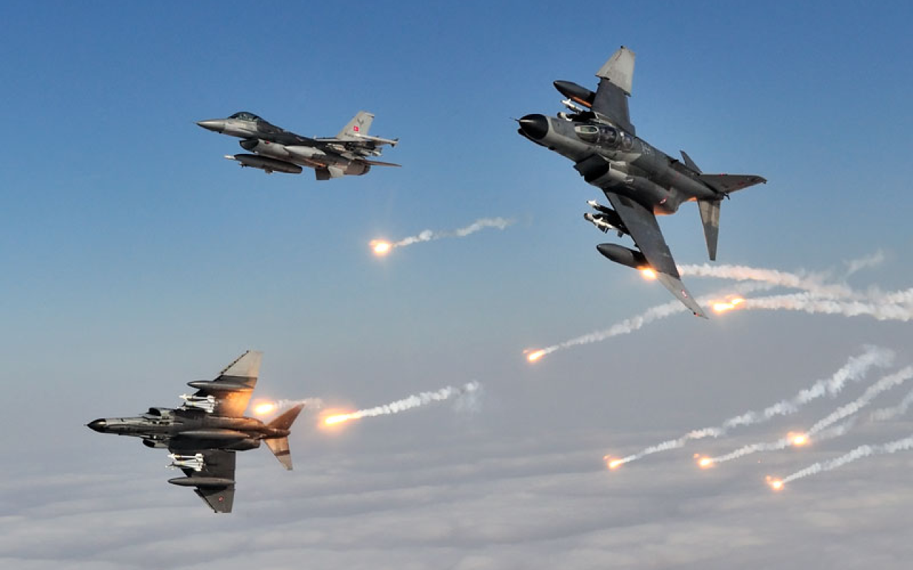 turkey-f-16-fighting-falcon-using-flares-3.png