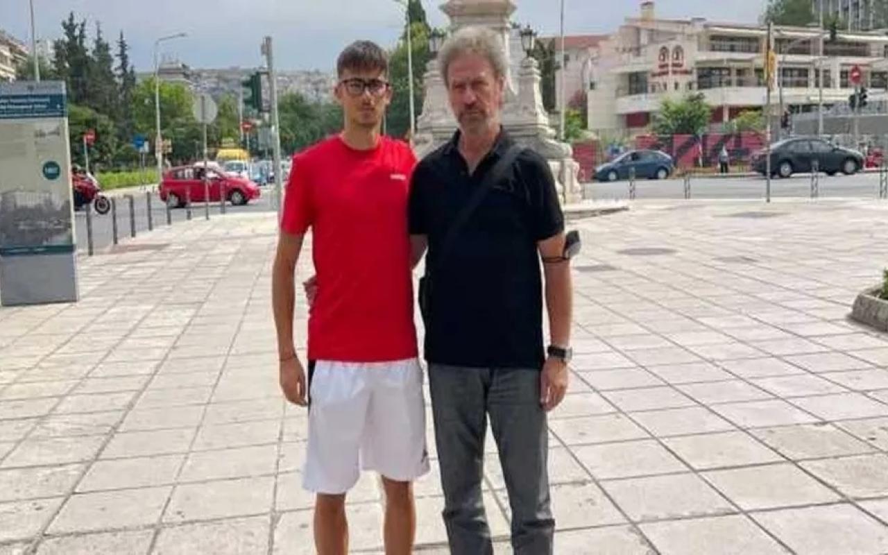 Ο Τζατζαράκης με τον προπονητή του ΟΦΗ, κ.Κόκκινο
