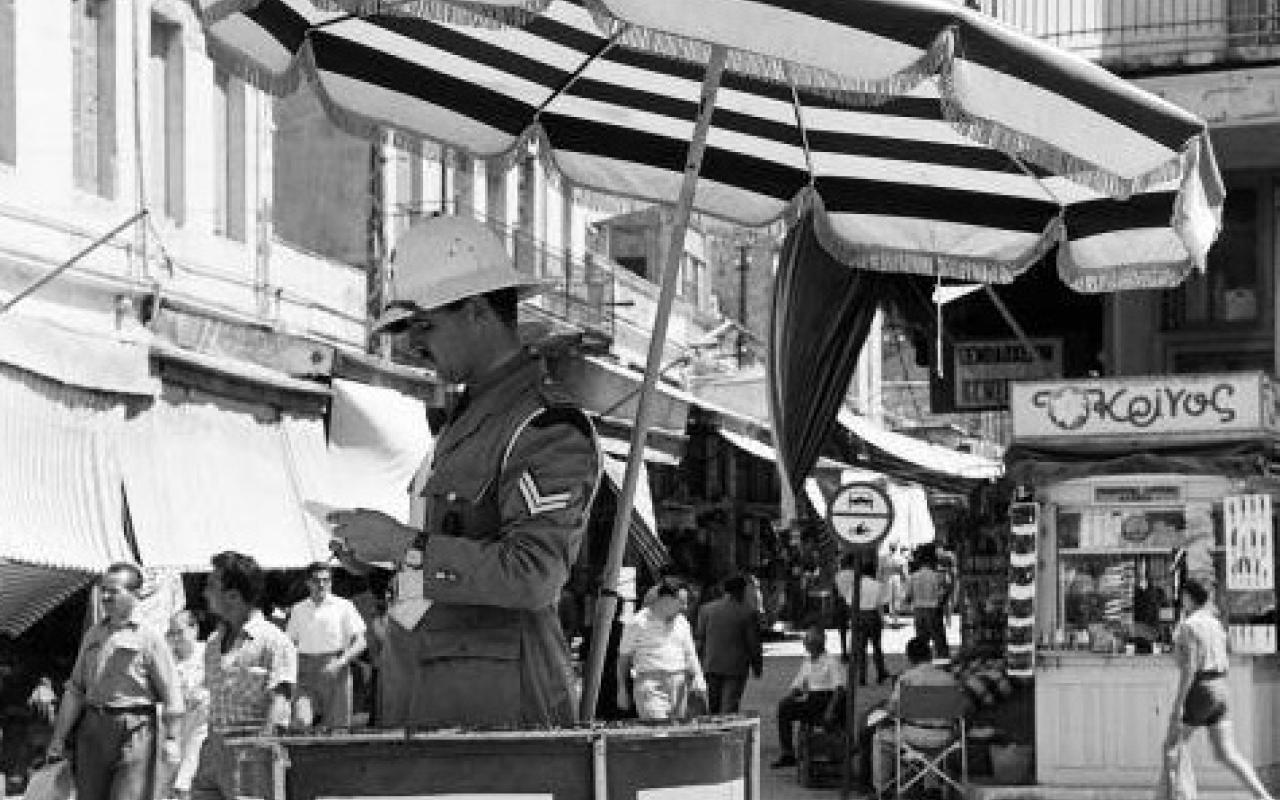 Ο τροχονόμος και η βαρέλα στο Ηράκλειο το 1960 