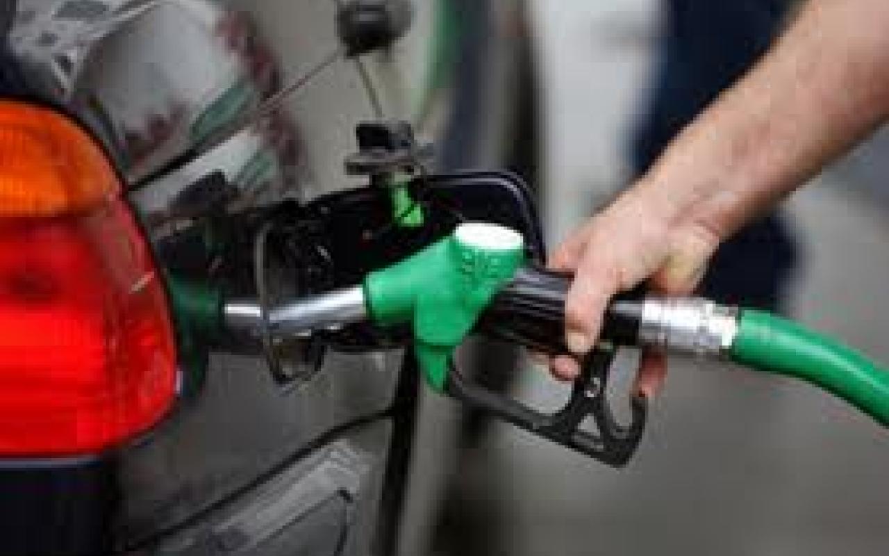 Για κάθε λίτρο βενζίνης, οι φόροι αγγίζουν το 62%