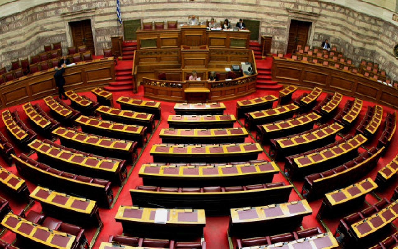 Έκτακτη συνεδρίαση στη Βουλή για το δημοψήφισμα με αποχή των κομμάτων της αντιπολίτευσης