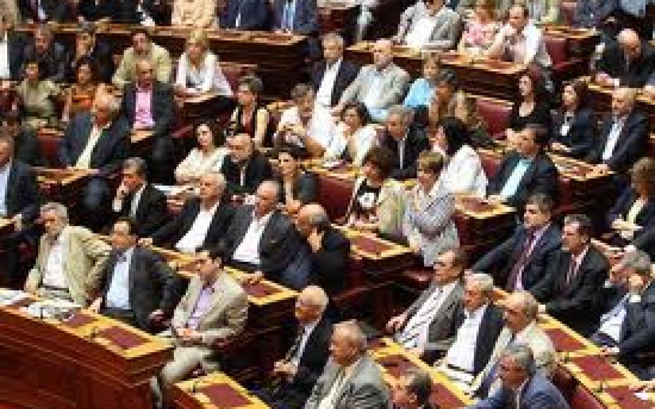 Αντιπαράθεση Χάρη Θεοχάρη και Τέρενς Κουϊκ κατά τη συζήτηση στη βουλή