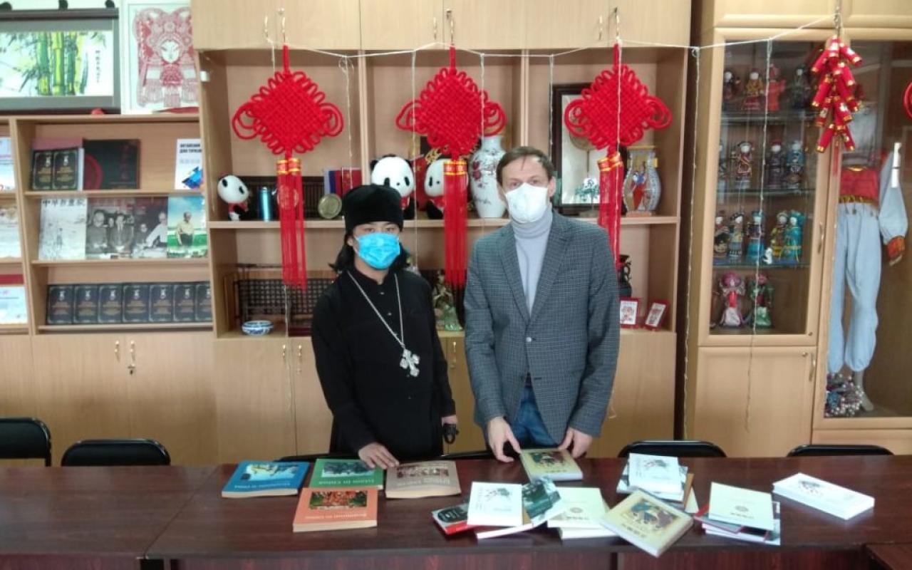 Δωρεά Ορθοδόξων βιβλίων στην Κίνα