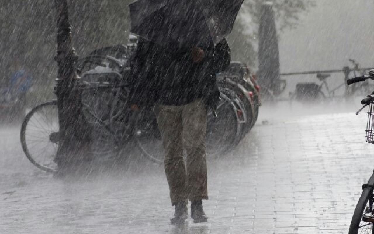 Θεσσαλονίκη: Καταρρακτώδης βροχή με διακοπές ρεύματος 
